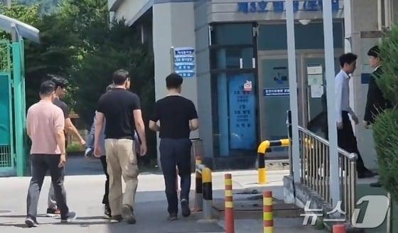 본문 이미지 - 검찰이 장기 미제사건인 ‘2004년 강원 영월 영농조합 간사 살인사건’의 유력한 용의자로 지목한 50대 남성에 대한 구속영장을 청구한 가운데 용의자가 지난달 28일 오전 춘천지법 영월지원에서 구속영장 실질심사를 받기 위해 관계자들과 이동하는 모습. &#40;뉴스1 DB&#41;