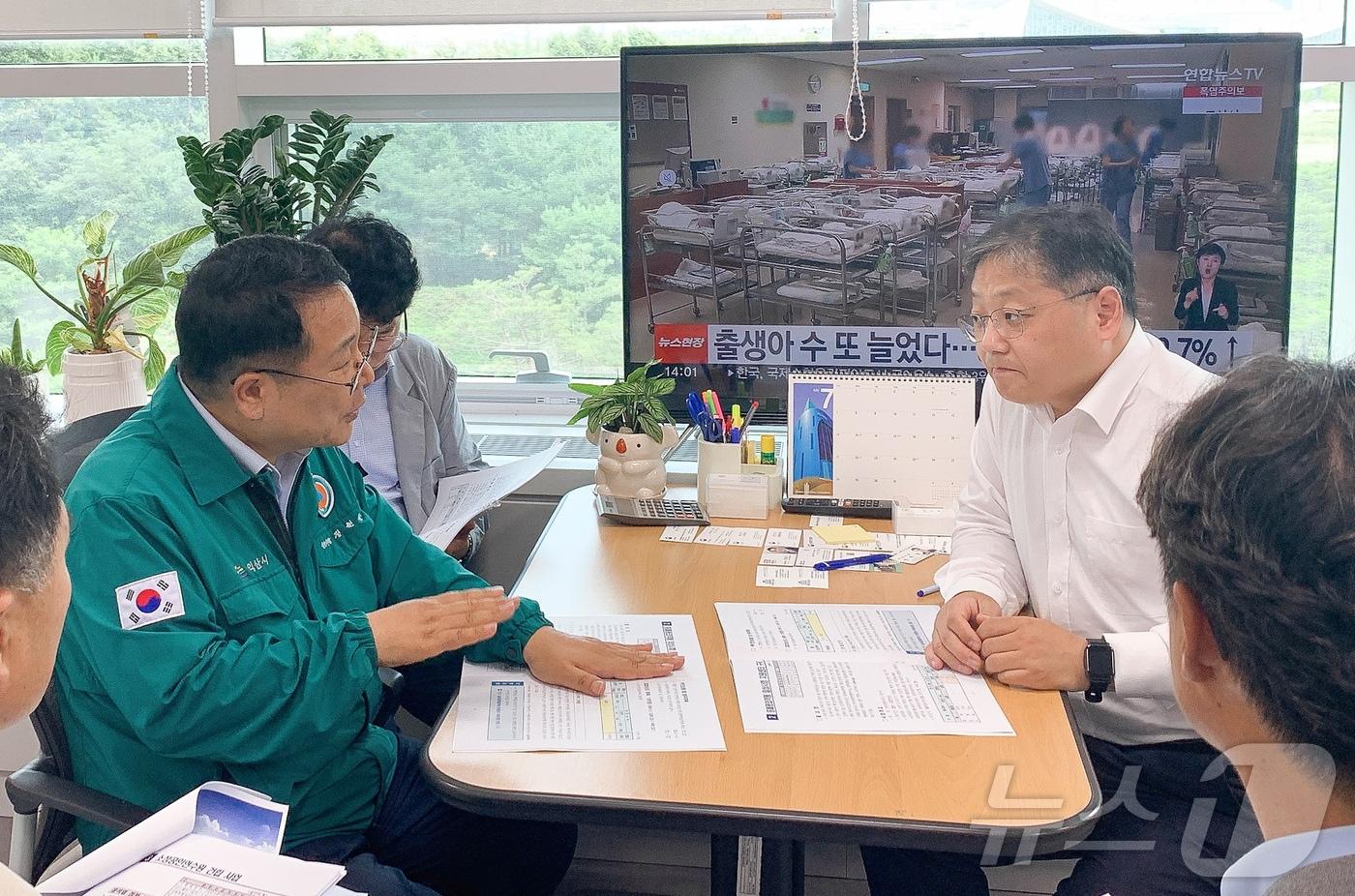 본문 이미지 - 정헌율 전북 익산시장(왼쪽)이 24일 기획재정부에서 계강훈 예산총괄과장에게 주요 현안사업의 당위성을 설명하고 있다.(익산시 제공)