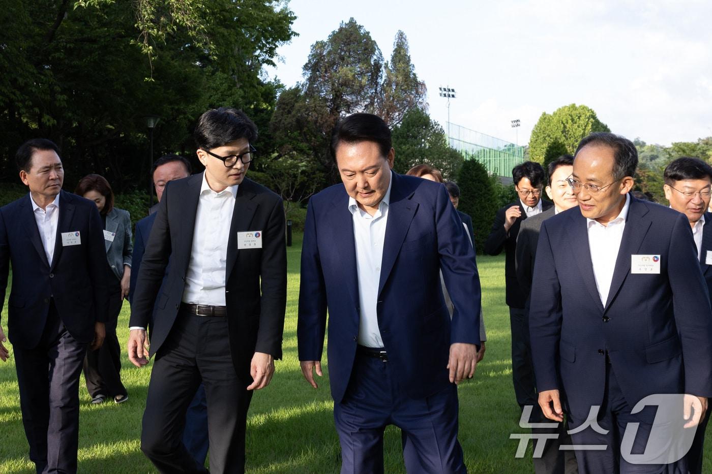 본문 이미지 - 윤석열 대통령이 24일 오후 서울 용산구 대통령실 청사에서 신임 지도부와 만찬에 앞서 한동훈 국민의힘 신임 대표와 대화를 나누고 있다. (대통령실 제공) 2024.7.24/뉴스1 ⓒ News1 박지혜 기자