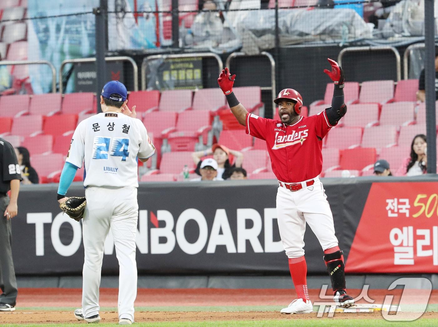 본문 이미지 - 24일 오후 경기 수원시 장안구 KT위즈파크에서 열린 '2024 신한 SOL 뱅크 KBO리그' SSG 랜더스와 KT 위즈의 경기, 4회초 1사 주자 1루 SSG 에레디아가 안타를 치고 기뻐하고 있다. 2024.7.24/뉴스1 ⓒ News1 김영운 기자