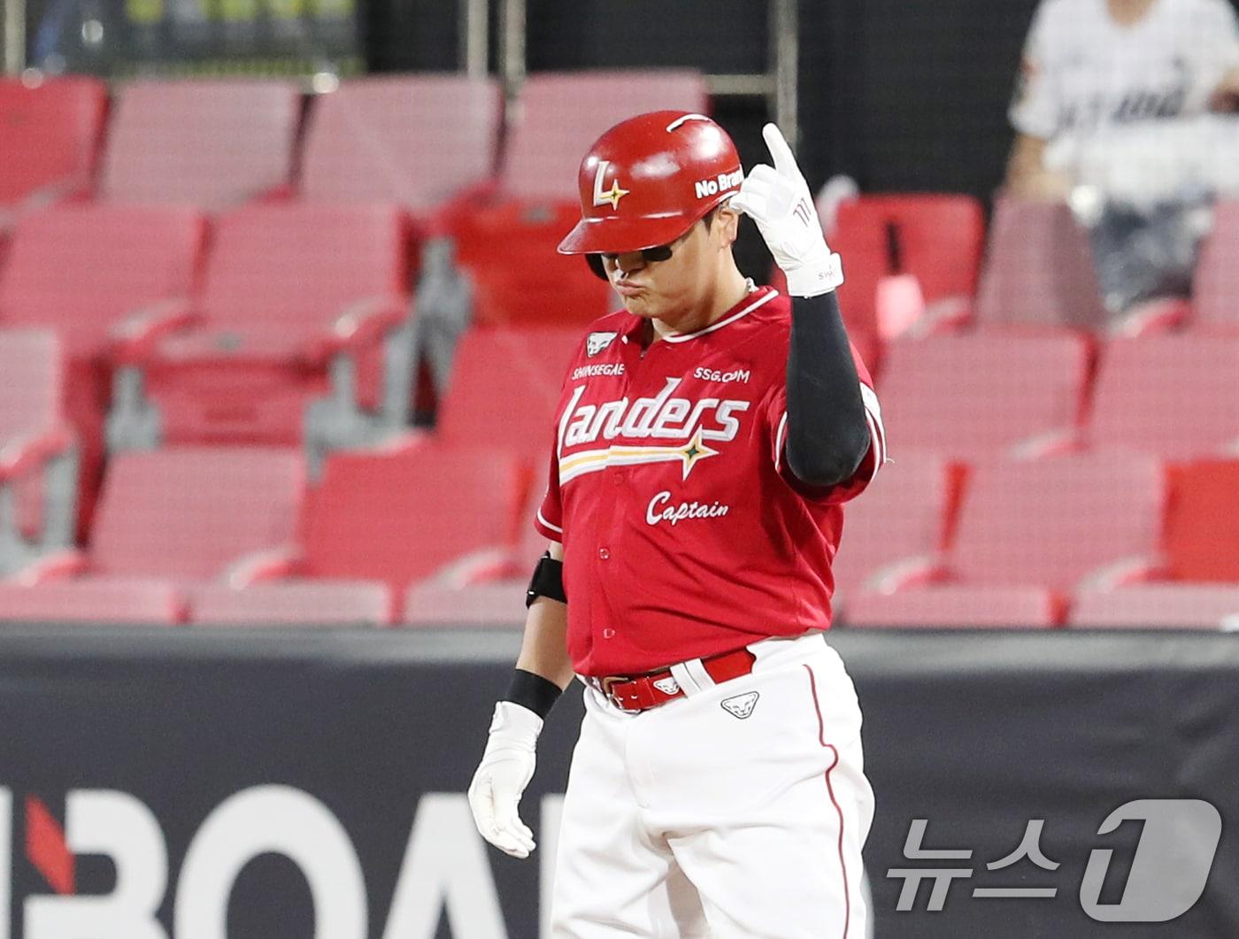 본문 이미지 - 24일 오후 경기 수원시 장안구 KT위즈파크에서 열린 &#39;2024 신한 SOL 뱅크 KBO리그&#39; SSG 랜더스와 KT 위즈의 경기, 6회초 무사 주자 없는 상황 SSG 추신수가 안타를 친 뒤 세레머니를 하고 있다. 2024.7.24/뉴스1 ⓒ News1 김영운 기자