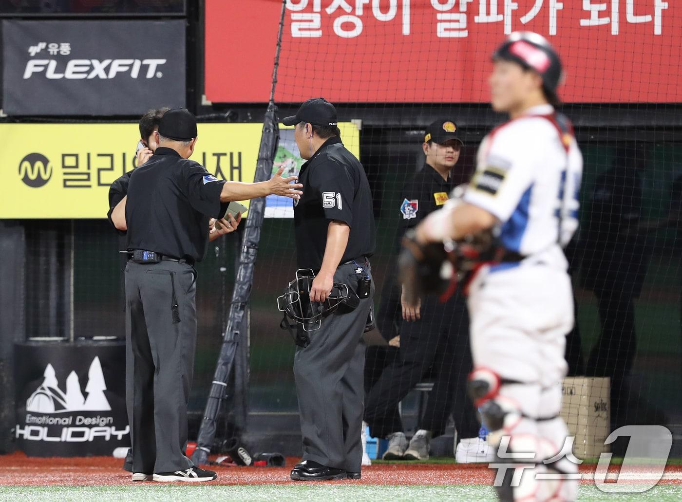본문 이미지 - 24일 오후 경기 수원시 장안구 KT위즈파크에서 열린 '2024 신한 SOL 뱅크 KBO리그' SSG 랜더스와 KT 위즈의 경기 6회초 무사 주자 1,2루 상황, 심판진이 ABS 수신 문제로 인해 상의를 하고 있다. 2024.7.24/뉴스1 ⓒ News1 김영운 기자