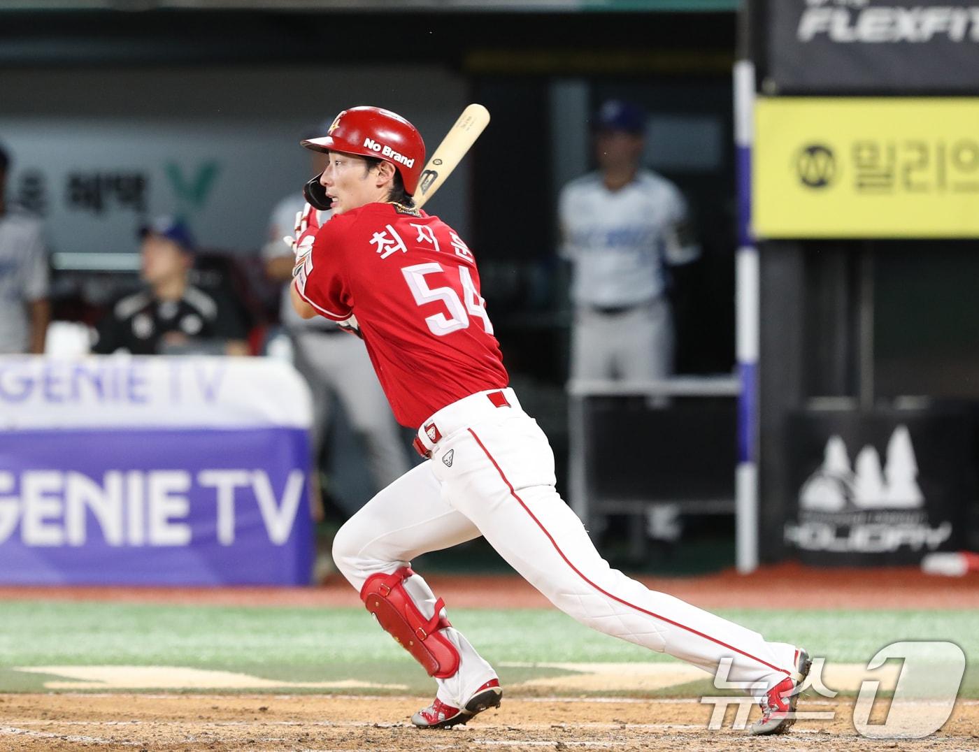 본문 이미지 - 24일 오후 경기 수원시 장안구 KT위즈파크에서 열린 '2024 신한 SOL 뱅크 KBO리그' SSG 랜더스와 KT 위즈의 경기, 7회초 1사 주자 1루 SSG 최지훈이 안타를 치고 있다. 2024.7.24/뉴스1 ⓒ News1 김영운 기자