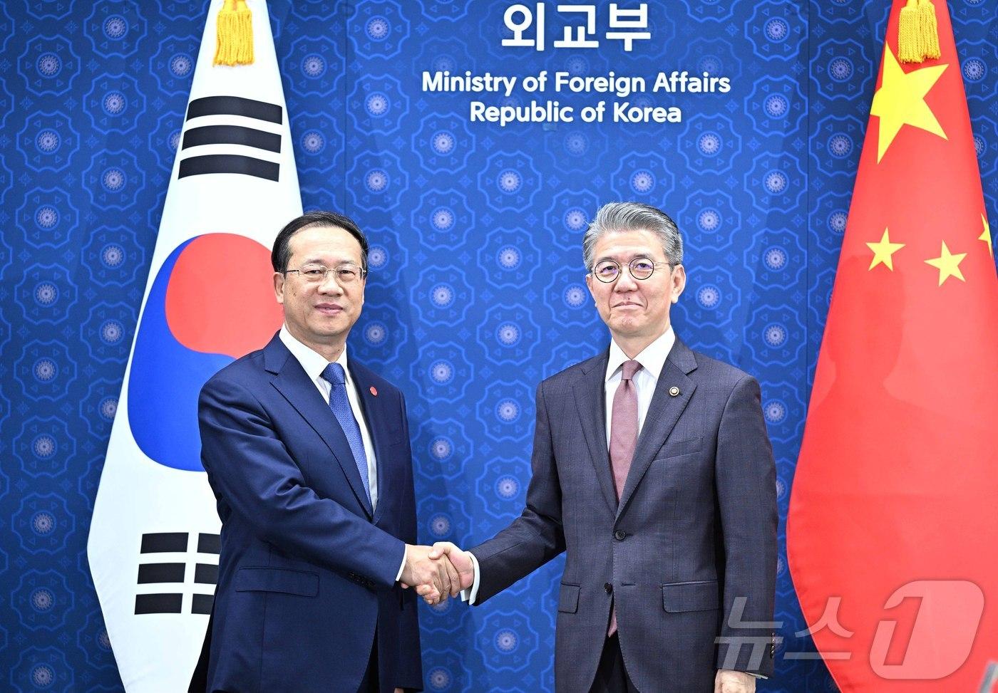 본문 이미지 -  김홍균 외교부 제1차관이 24일 서울 외교부 청사에서 마자오쉬 중국 외교부 상무부부장과 '제10차 한‧중 외교차관 전략대화'를 개최했다. 2024.07.24. (외교부 제공)