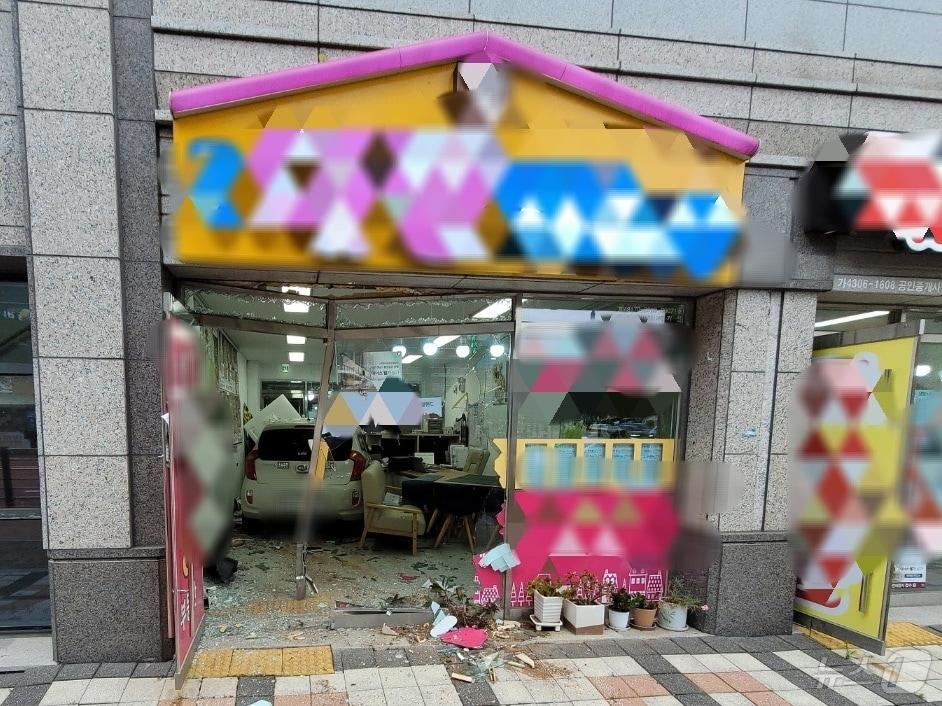 본문 이미지 - 24일 오후 5시40분쯤 경남 진주시 충무공동 한 도로에서 50대 여성이 몰던 모닝 승용차가 상가 건물 1층 부동산 사무실로 돌진했다. 사진은 사고 현장 모습.&#40;독자제공&#41;