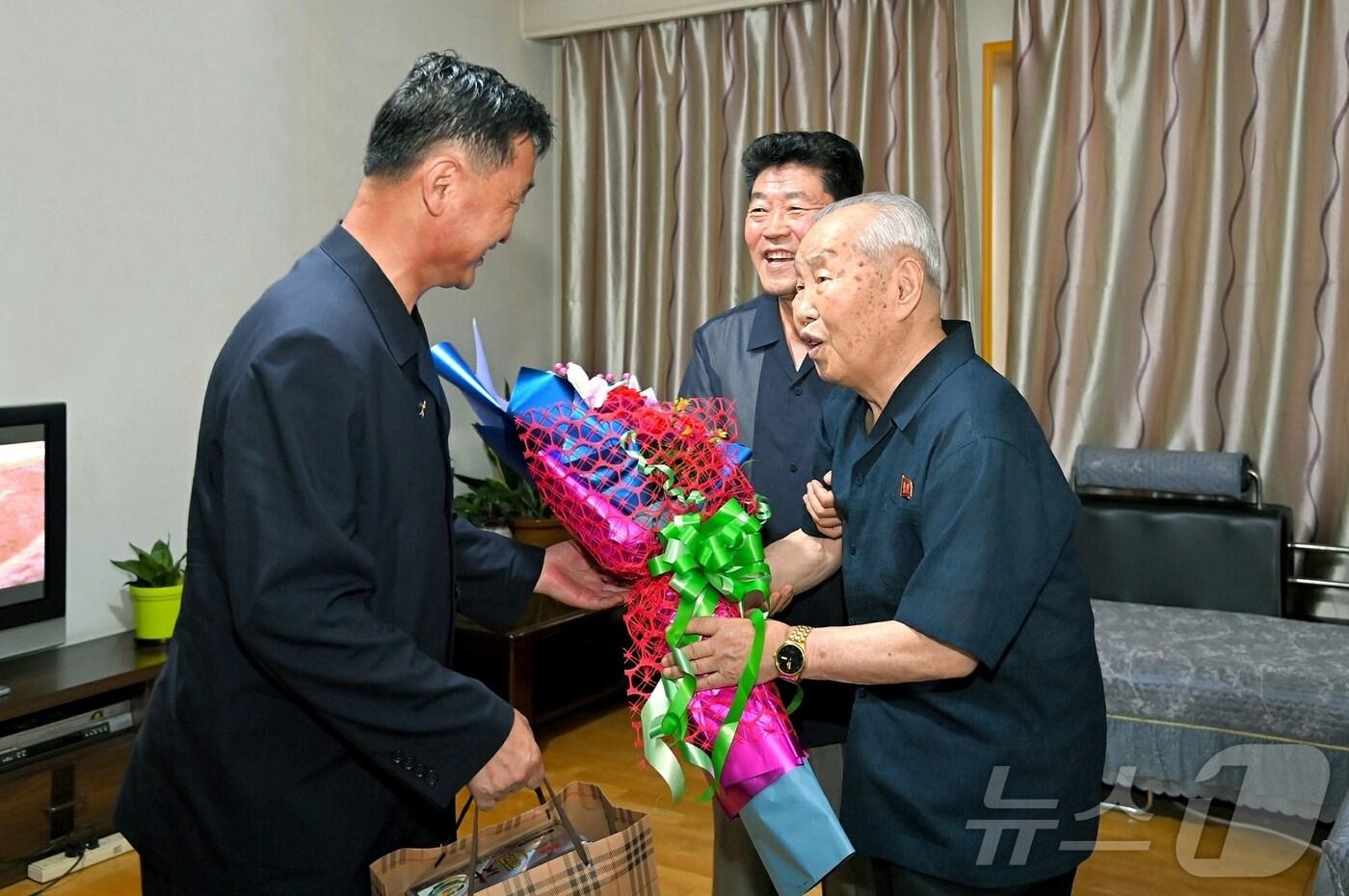 (평양 노동신문=뉴스1) = 북한 노동당 기관지 노동신문은 25일 "당과 정부의 간부들과 무력기관 책임일꾼들이 전승절(정전협정체결일)을 앞둔 지난 24일 전쟁노병(참전군인)들의 가정을 방문했다"라고 보도했다. 이번 행사에 참가한 간부들은 김덕훈 내각총리, 최룡해 최고인민회의 상임위원회 위원장, 박정천·박태성 당 비서 등이다. [국내에서만 사용가능. 재배포 금지. DB 금지. For Use Only in the Republic of Korea. Redistribution Prohibited] rodongphoto@news1.kr