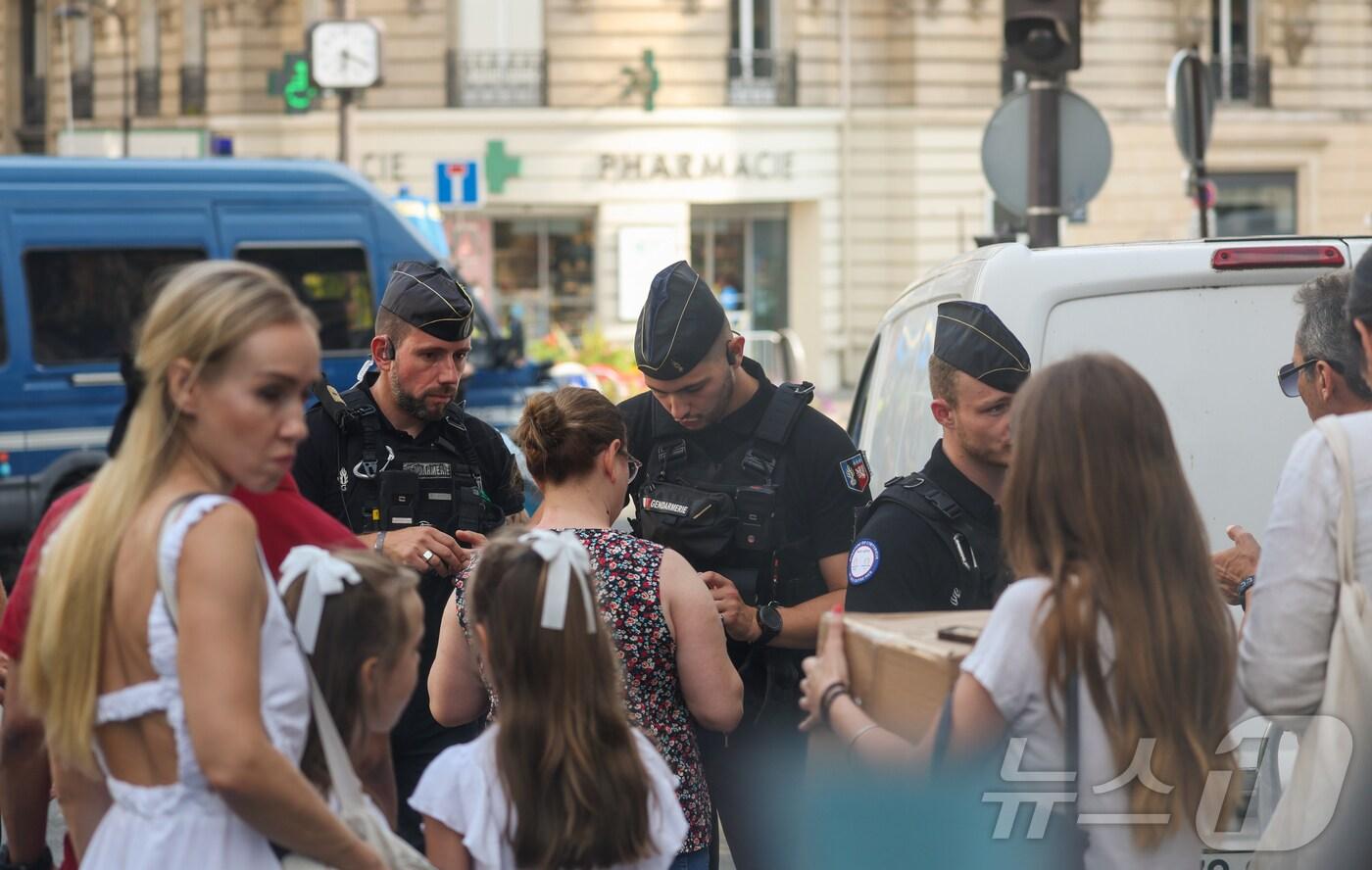 본문 이미지 - 2024 파리 올림픽을 하루 앞둔 25일 프랑스 파리 에펠탑과 센강 인근의 파시(Passy) 지하철역 앞 도로가 헌병대원들의 통제로 출입이 제한되고 있다. 2024.7.25/뉴스1 ⓒ News1 이준성 기자