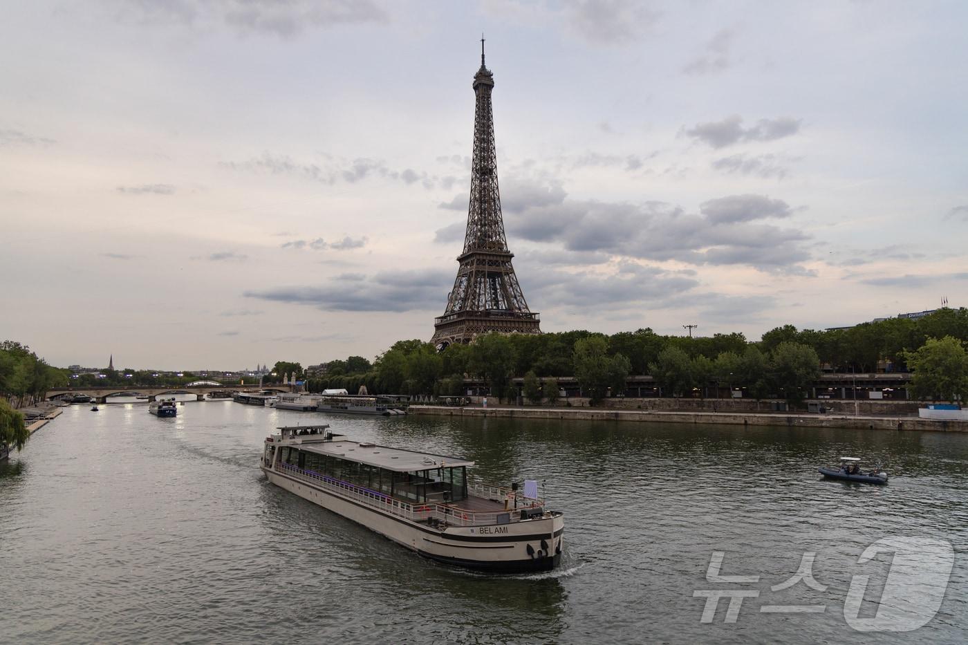 본문 이미지 - 2024 파리 올림픽을 하루 앞둔 25일 개막식이 진행될 예정인 에펠탑 앞 센강에서 선수들을 태우고 입장할 보트들의 예행연습이 진행되고 있다. 2024.7.25/뉴스1 ⓒ News1 이준성 기자