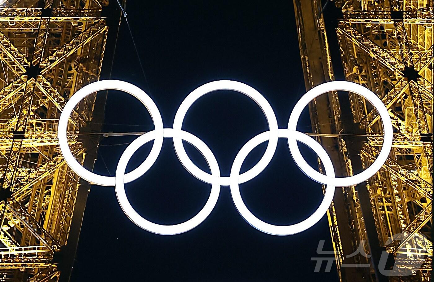 2024 파리올림픽 개막을 하루 앞둔 25일 프랑스 파리 에펠탑에 설치된 오륜기가 밝게 빛나고 있다. 2024.7.25/뉴스1 ⓒ News1 박정호 기자