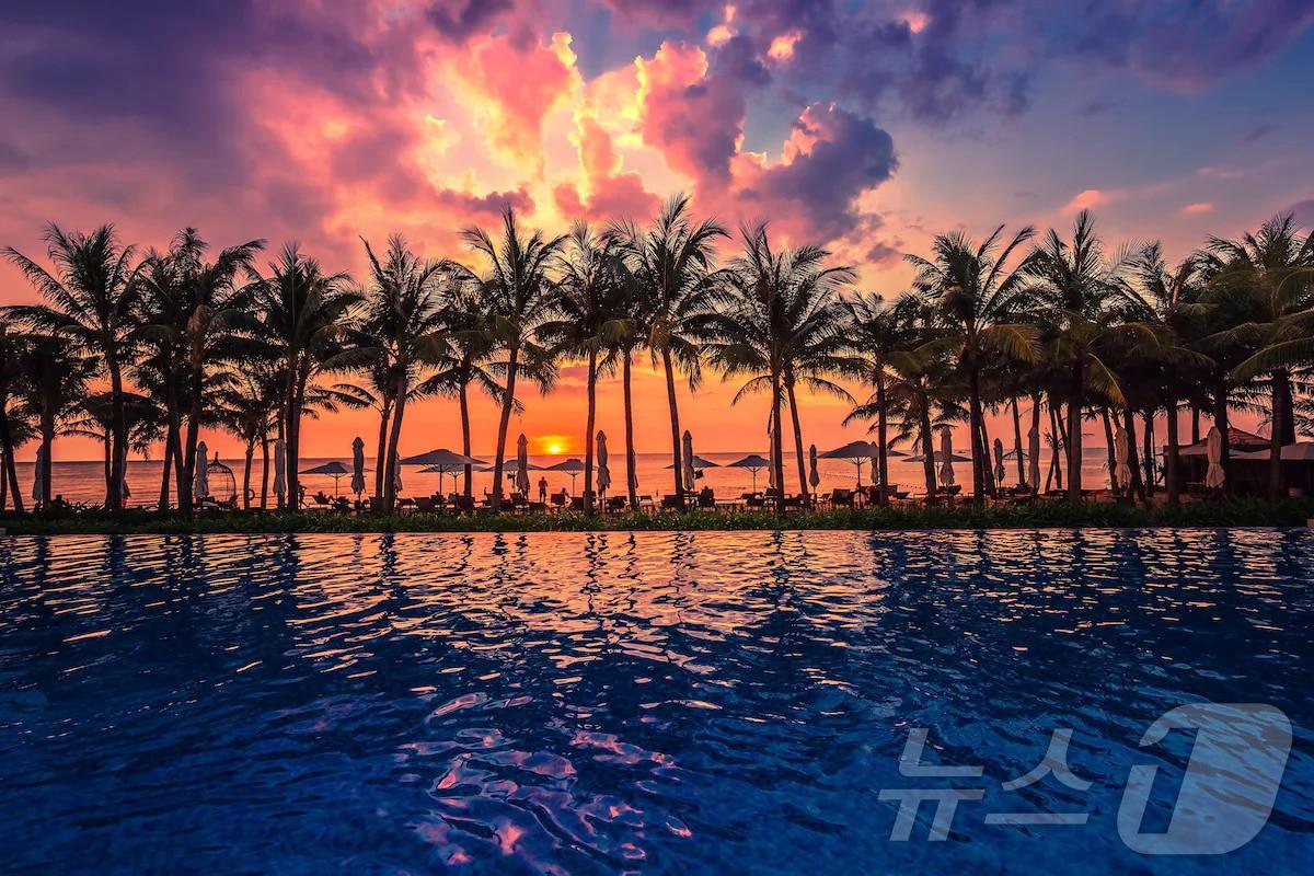 본문 이미지 - 살린다 리조트 푸꾸옥의 야외 수영장(호텔스닷컴 제공)