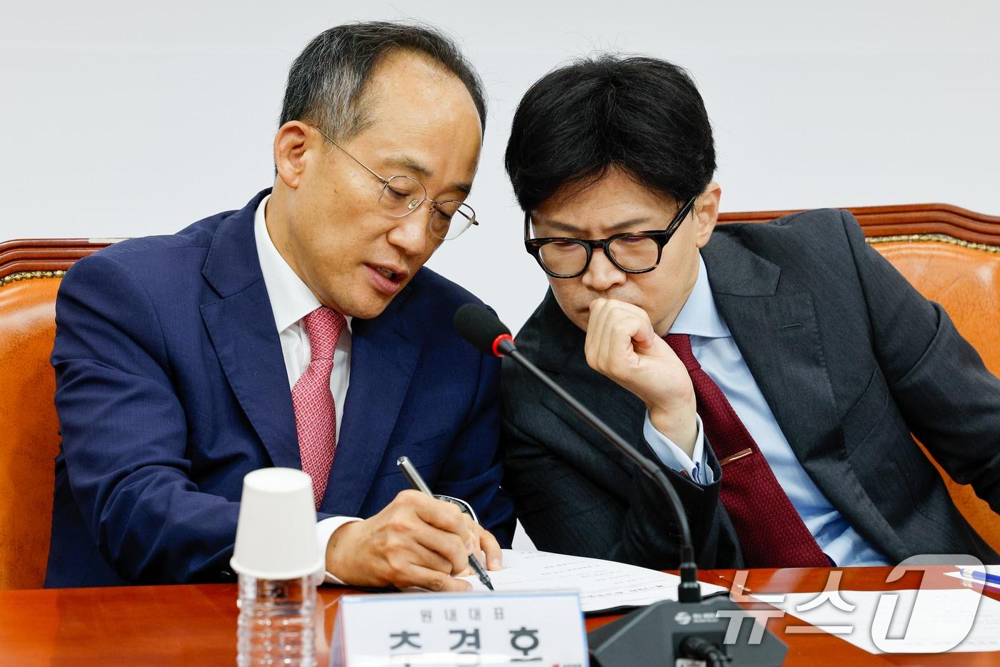 한동훈 국민의힘 대표(오른쪽)와 추경호 원내대표가 25일 오전 서울 여의도 국회에서 열린 최고위원회의에 참석해 대화를 나누고 있다. 2024.7.25/뉴스1 ⓒ News1 안은나 기자