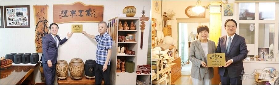 본문 이미지 - 전통기술분야 박길호 씨&#40;왼쪽&#41;와 김미경 씨의 장인 현판식 모습 &#40;옥천군 제공&#41; /뉴스1