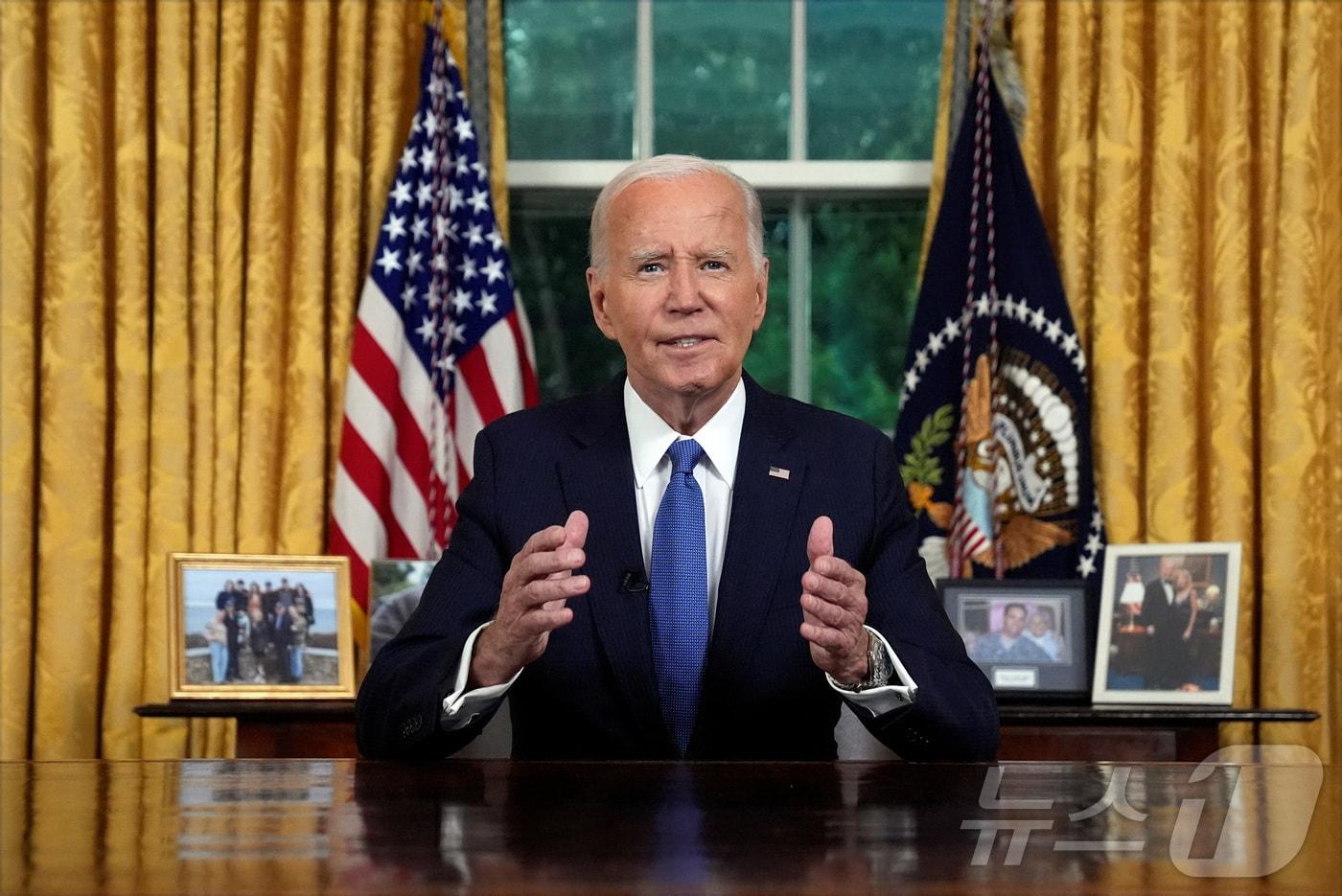 본문 이미지 - 24일(현지시간) 조 바이든 미국 대통령이 워싱턴DC의 백악관 오벌 오피스에서 최근 자신의 대선 후보직 사임에 대해 설명하고 있다. 2024.07.24 ⓒ 로이터=뉴스1 ⓒ News1 정지윤 기자
