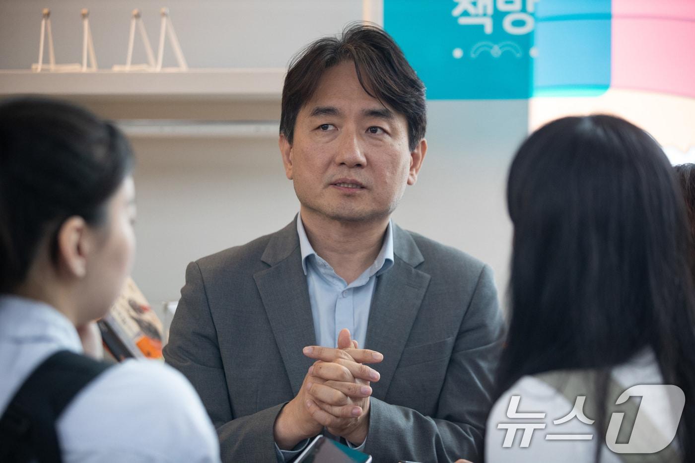 류화현 위메프 대표가 25일 서울 강남구 위메프 본사에서 '정산 지연 사태'로 환불을 요구하는 고객 및 취재진과 대화를 나누고 있다. 싱가포르 기반 e커머스인 큐텐 계열사인 위메프와 티몬에선 셀러 대금 정산 지연이 발생하면서 사태 여파가 커지고 있다. 위메프, 티몬에서 PG사들이 철수하면서 현재는 카드 결제 및 취소도 되지 않는 상황이다. 2024.7.25/뉴스1 ⓒ News1 유승관 기자