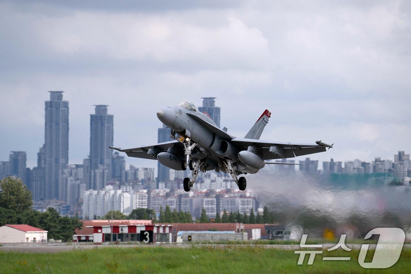 본문 이미지 - 미 해병대 F/A-18 전투기가 지난 24일 수원기지에서 한미 연합공중훈련을 위해 이륙하고 있다. (공군 제공) 2024.7.25/뉴스1