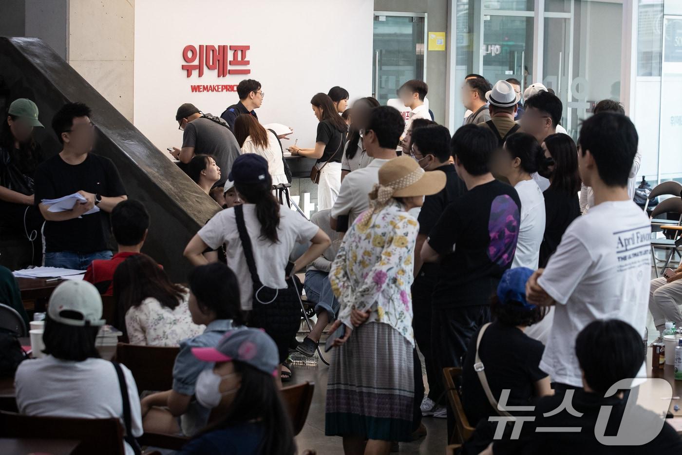 25일 서울 강남구 위메프 본사가 '정산 지연 사태'로 환불을 요구하는 고객들로 붐비고 있다. 싱가포르 기반 e커머스인 큐텐 계열사인 위메프와 티몬에선 셀러 대금 정산 지연이 발생하면서 사태 여파가 커지고 있다. 위메프, 티몬에서 PG사들이 철수하면서 현재는 카드 결제 및 취소도 되지 않는 상황이다. 2024.7.25/뉴스1 ⓒ News1 유승관 기자