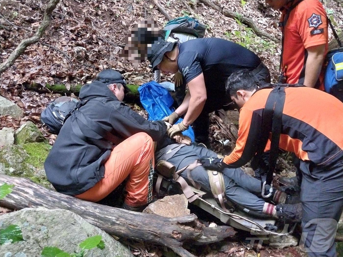 본문 이미지 - 4일 오후 4시 44분쯤 봉화군 소천면 분천리 양원역~분천역간 트레킹 코스에서 30대 남성이 산악 트레킹을 하던 중 10m 절벽 아래로 추락해 의식을 잃은채로 구조되고 있다.(경북소방본부 제공)2024.7.25/뉴스1
