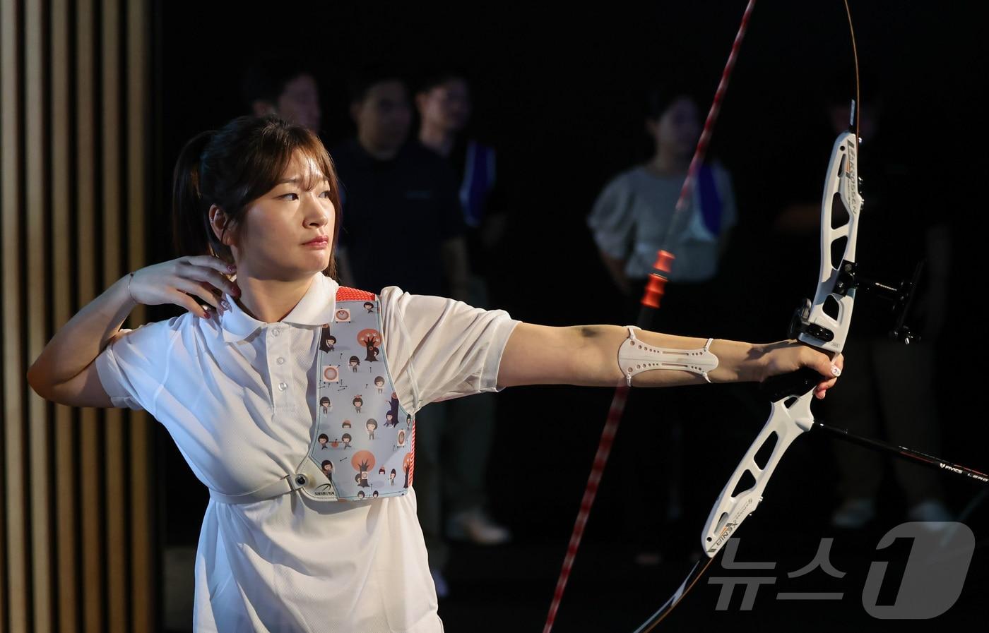 본문 이미지 - 도쿄 올림픽 양궁 금메달리스트 강채영(모비스 양궁단)이 25일 현대모터스튜디오 고양에서 열린 '모빌리티 기술과 양궁의 만남' 미디어데이에서 양궁 체험에 앞서 시범을 보이고 있다. 2024.7.25/뉴스1 ⓒ News1 김도우 기자