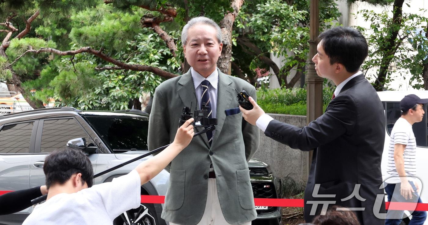 본문 이미지 - '전공의 집단사직 공모' 혐의를 받는 주수호 전 대한의사협회 비대위 언론홍보위원장이 25일 오전 서울 마포구 서울경찰청 공공범죄수사대에 출석하며 취재진의 질문에 답변하고 있다. 2024.7.25/뉴스1 ⓒ News1 김명섭 기자