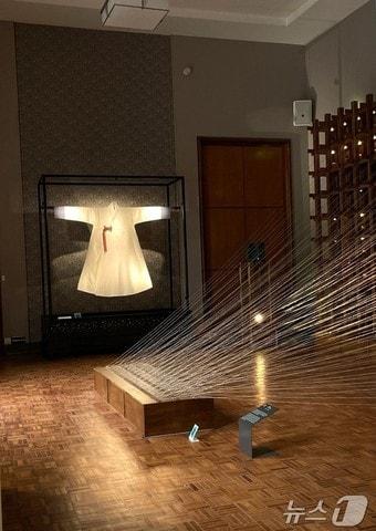 본문 이미지 - '댓츠 코리아: 시간의 형태'展에서 전시되고 있는 솜누비 장옷과 키네틱 아트. 문체부 제공.