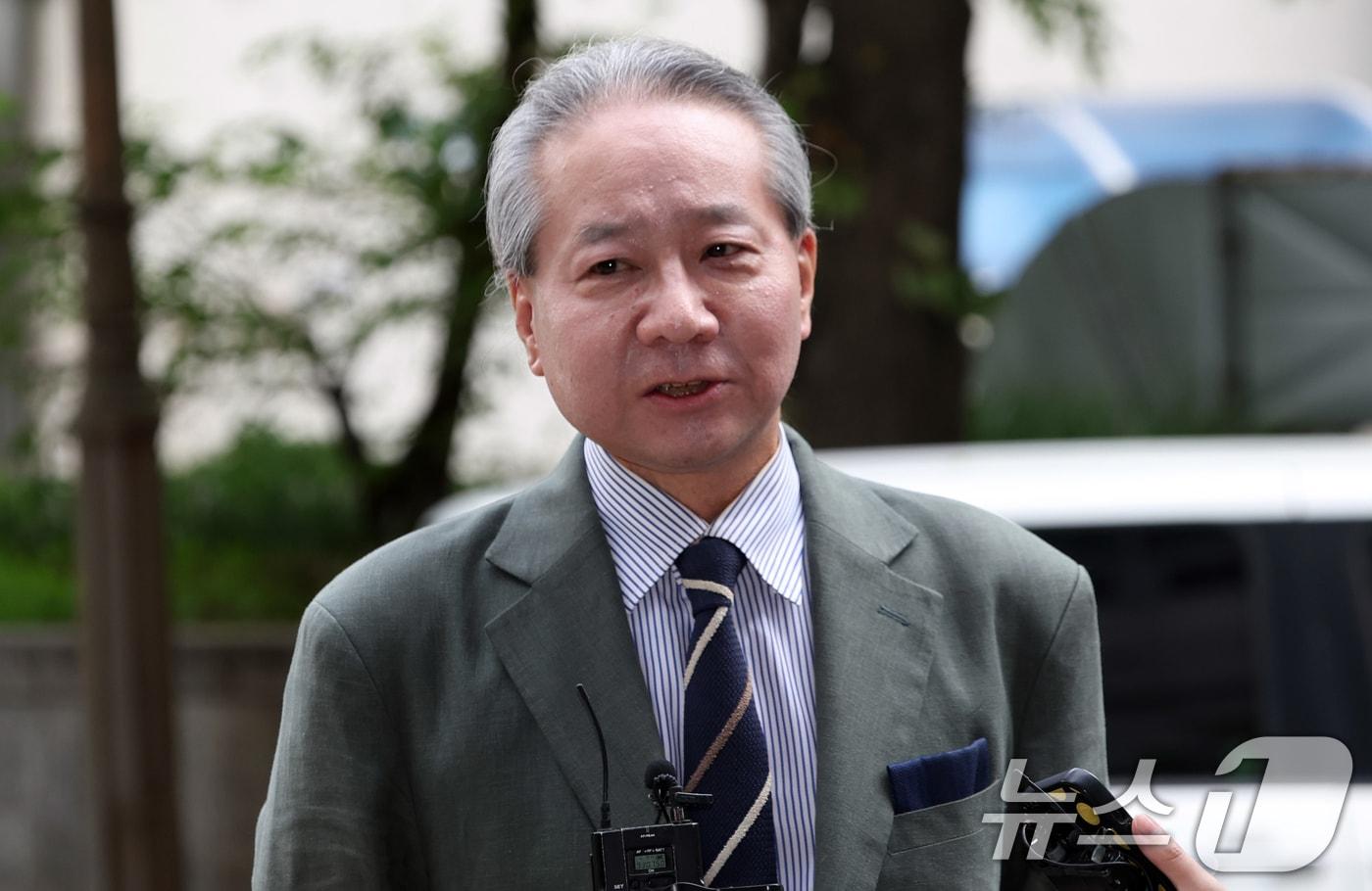 본문 이미지 - '전공의 집단사직 공모' 혐의를 받는 주수호 전 대한의사협회 비대위 언론홍보위원장이 지난 7월 25일 오전 서울 마포구 서울경찰청 공공범죄수사대에 출석하며 취재진의 질문에 답변하고 있다. 2024.7.25/뉴스1 ⓒ News1 김명섭 기자