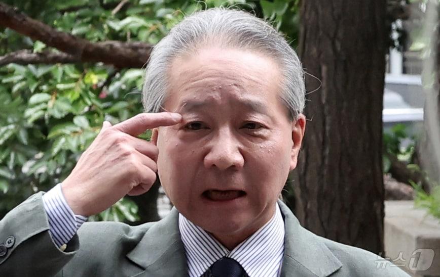 본문 이미지 - '전공의 집단사직 공모' 혐의를 받는 주수호 전 대한의사협회 비대위 언론홍보위원장이 25일 오전 서울 마포구 서울경찰청 공공범죄수사대에 출석하며 취재진의 질문에 답변하고 있다. 2024.7.25/뉴스1 ⓒ News1 김명섭 기자