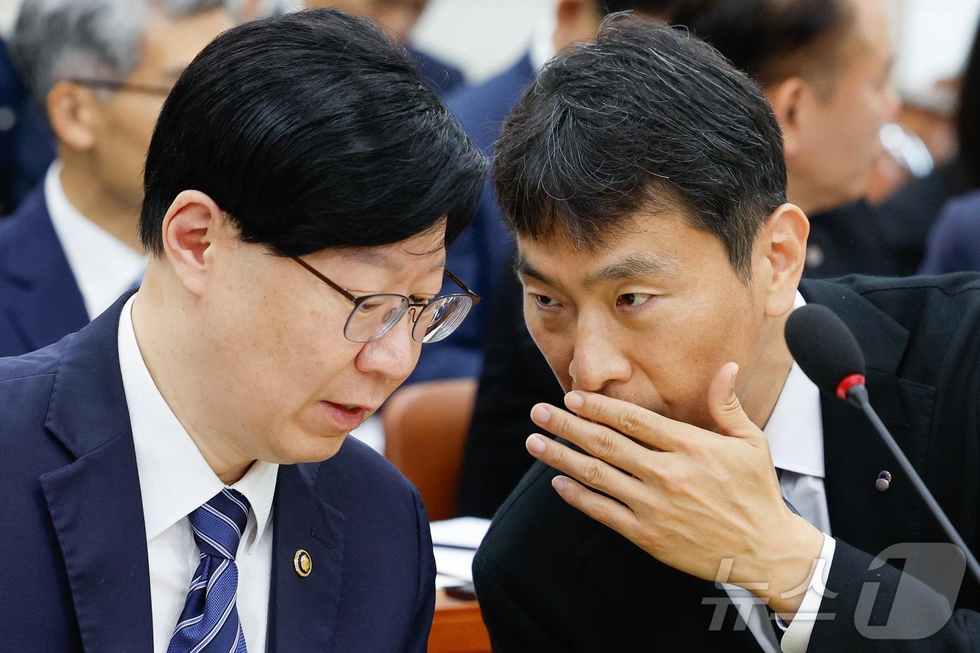 본문 이미지 - 이복현 금융감독원장(오른쪽)과 김소영 금융위원회 부위원장이 25일 오전 서울 여의도 국회에서 정무위원회 4차 전체회의에 앞서 대화를 나누고 있다. 2024.7.25/뉴스1 ⓒ News1 안은나 기자