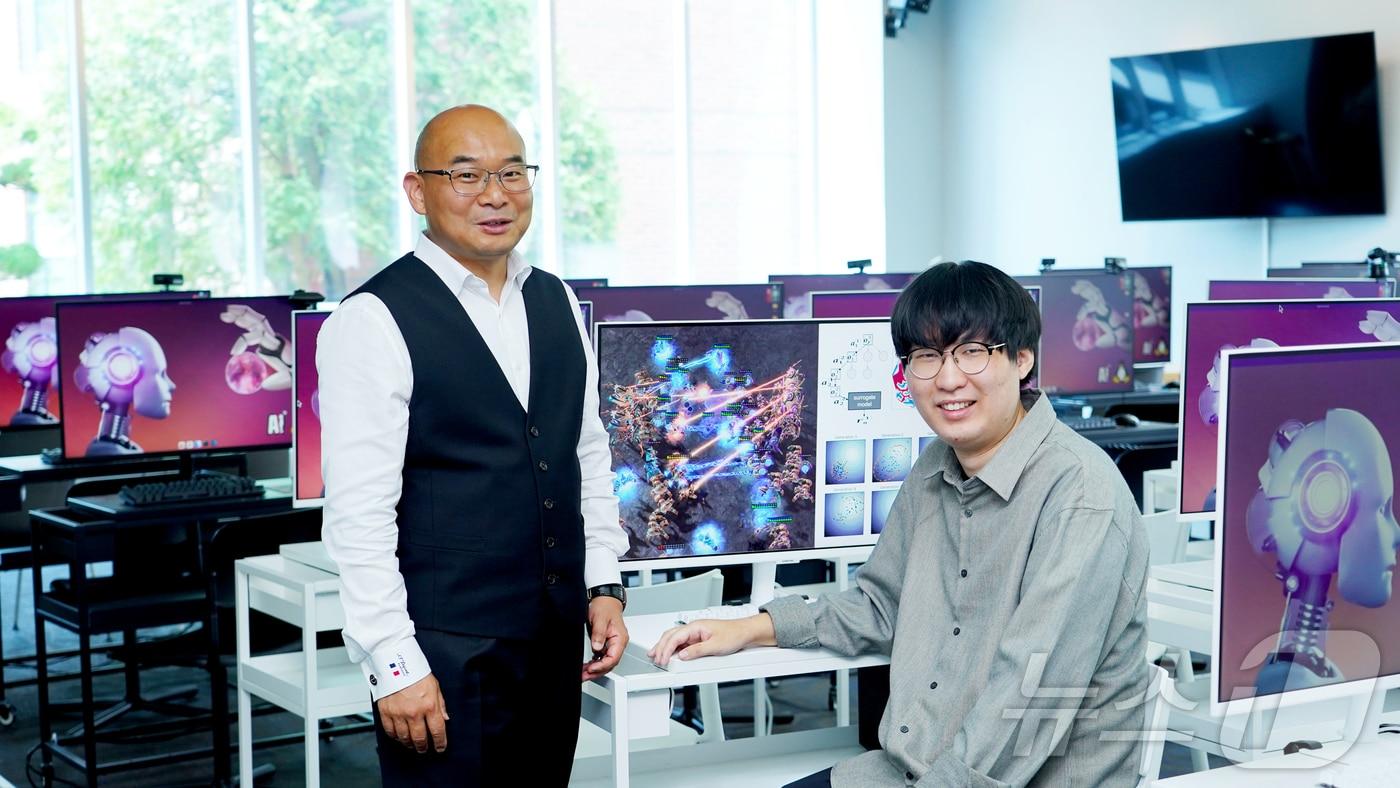 안창욱 교수와 이동현 박사과정생&#40;왼쪽부터&#41;&#40;광주과기원 제공&#41;/뉴스1 