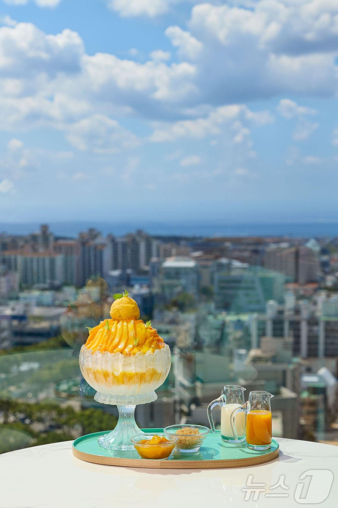 본문 이미지 - 그랜드하얏트제주 '카페 8'이 선보인 애플망고 빙수.(롯데관광개발 제공)