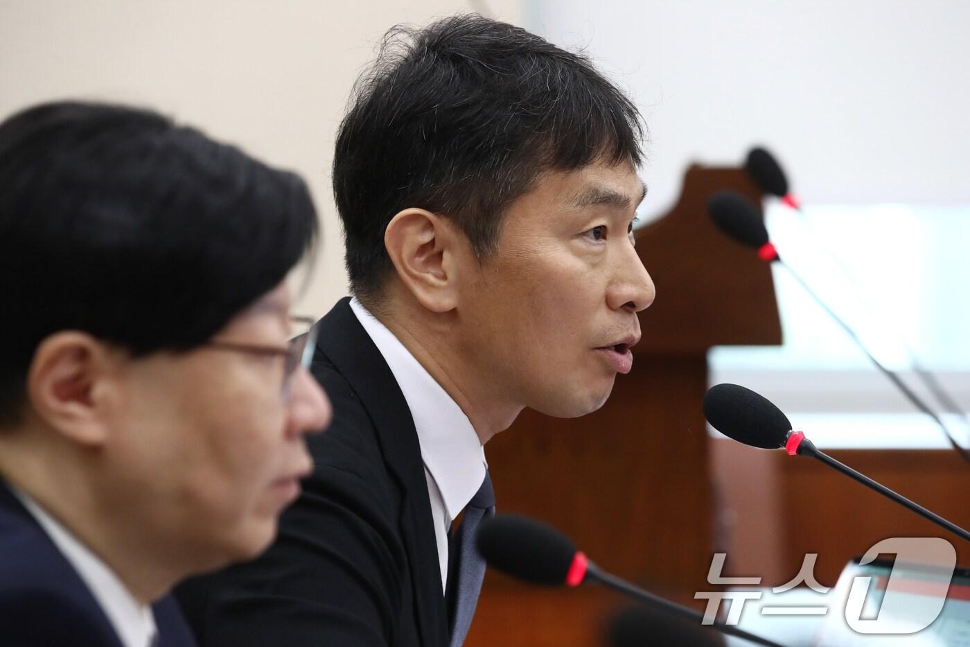 이복현 금융감독원장이 25일 오전 서울 여의도 국회에서 열린 정무위원회 전체회의에 출석해 의원 질의에 답하고 있다. 2024.7.25/뉴스1 ⓒ News1 이광호 기자