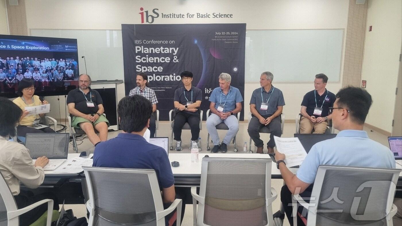기초과학연구원(IBS)이 25일 대전 본원 IBS 과학문화센터에서 행성과학과 우주탐사 콘퍼런스 기자간담회를 진행하고 있다.(IBS 제공)/뉴스1