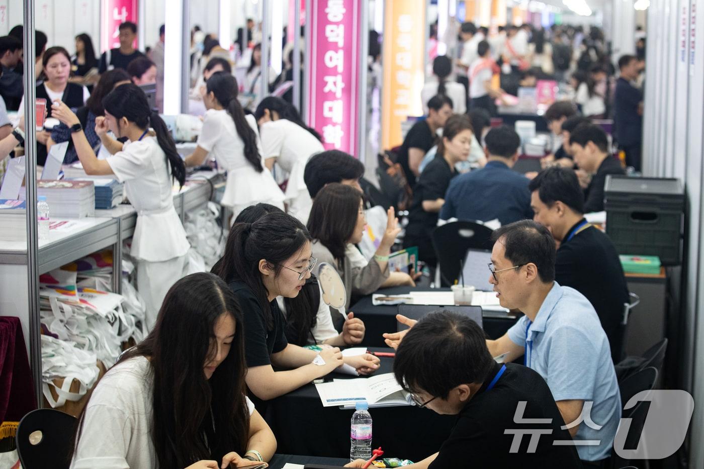 서울 강남구 코엑스에서 열린 2025학년도 수시 대학입학정보박람회를 찾은 학생 및 학부모들이 진학 상담을 받고 있다. /뉴스1 ⓒ News1 유승관 기자