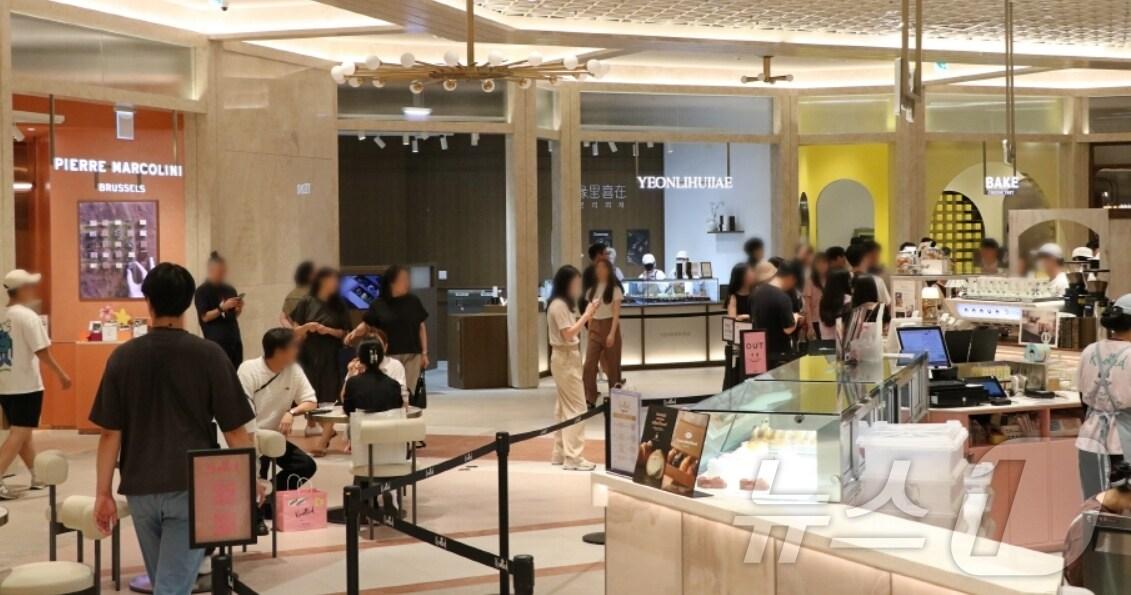 본문 이미지 - 대구신세계백화점 지하 1층 디저트전문관을 찾은 고객들이 다양한 맛 집을 둘러보고 있다.(대구신세계백화점 제공)
