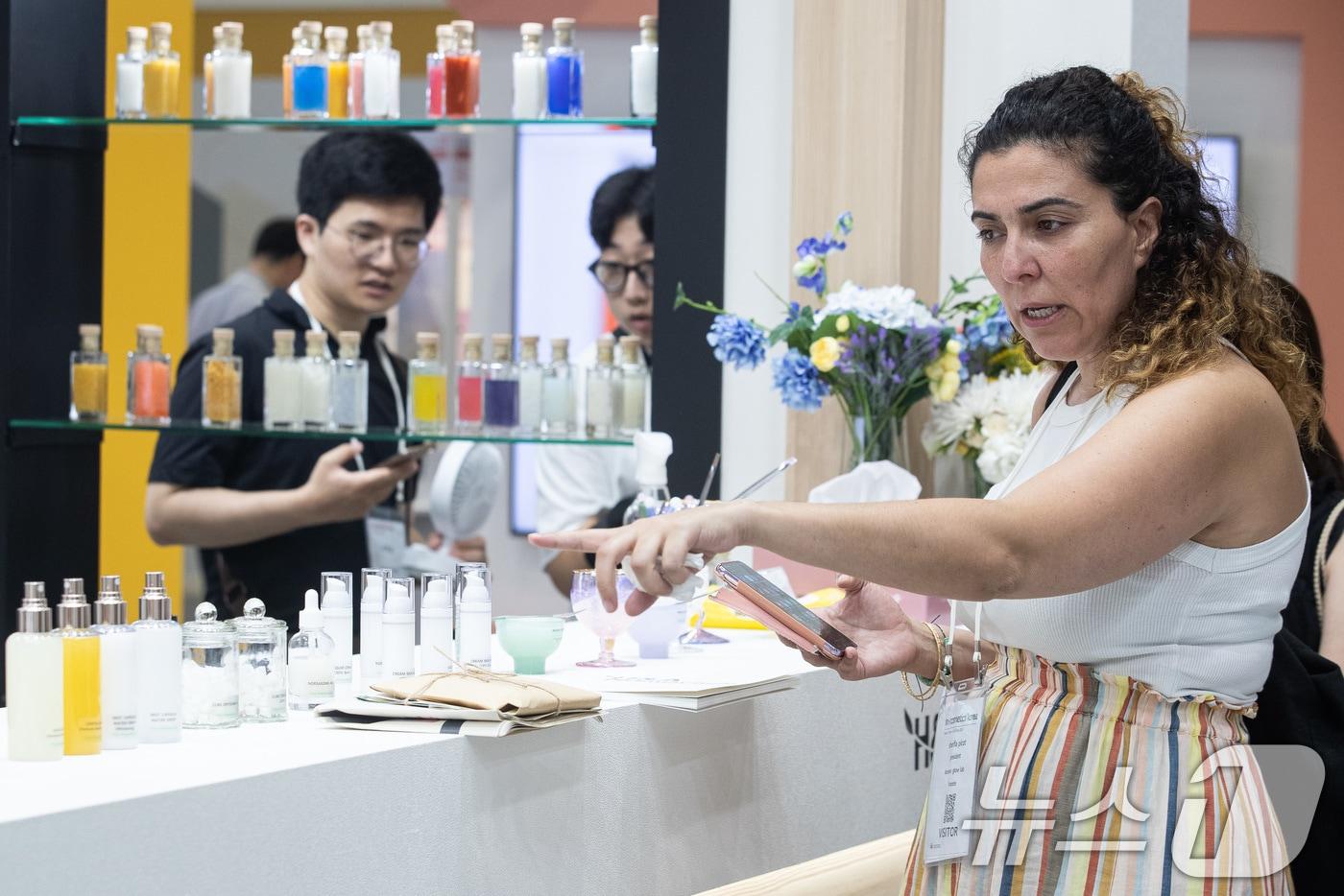 서울 강남구 코엑스에서 열린 글로벌 퍼스널 케어 원료 전시 2024 인-코스메틱스 코리아에서 바이어들이 화장품 원료를 살펴보고 있다. 2024.7.25/뉴스1 ⓒ News1 유승관 기자