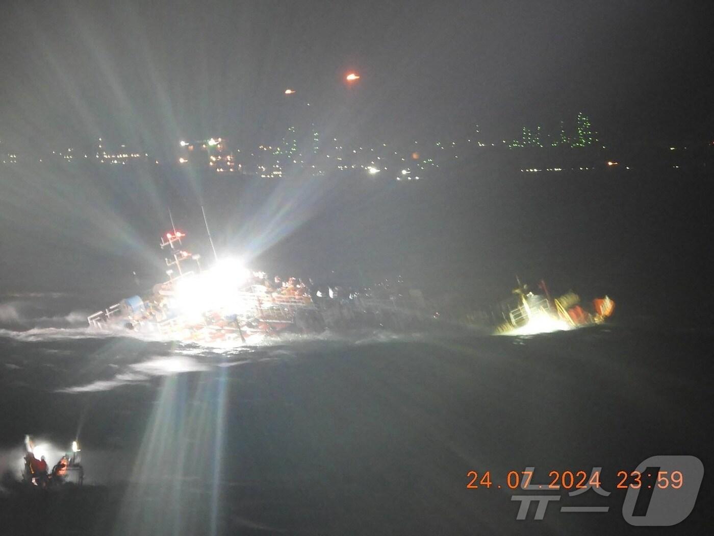 본문 이미지 - 24일(현지시간) 밤 11시 59분에 찍힌 사진을 보면 유조선 '테라 노바'호가 마닐라만에서 기울어져 전복되기 직전인 상황이다. 필리핀 국적의 사고 선박은 산업유 140만리터를 싣고 있으며 전복된후 25일 결국 침몰해 일대에 기름 유출 우려를 키우고 있다. 2024.07.25 ⓒ AFP=뉴스1 ⓒ News1  정지윤기자