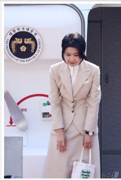 본문 이미지 - 윤석열 대통령 부인 김건희 여사가 지난 6월 10일 오전 경기 성남시 서울공항에서 중앙아시아 3개국 순방을 위해 공군 1호기에 탑승하며 인사하고 있다.  2024.6.10/뉴스1 ⓒ News1 구윤성 기자 