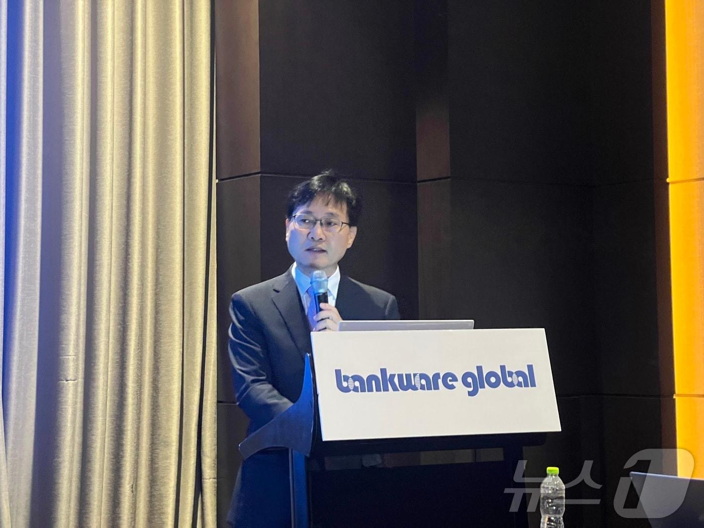 본문 이미지 - 이은중 뱅크웨어글로벌 대표가 25일 서울 영등포구 콘래드호텔에서 기업공개(IPO) 기자간담회를 열고 코스닥 상장 후 사업 계획 및 비전을 밝혔다. 2024.07.25./뉴스1 ⓒNews1 김정현 기자
