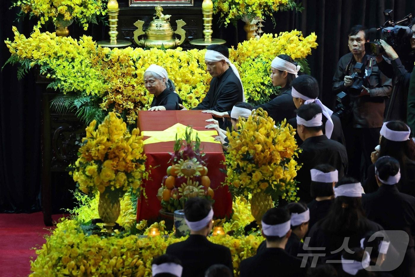 응우옌 푸 쫑 베트남 공산당 서기장의 장례식이 25일(현지시간) 시작된 가운데 베트남 하노이 제5국립장례식장에 마련된 빈소에 쫑 서기장의 가족이 보인다. 24.07.25 ⓒ AFP=뉴스1 ⓒ News1 김예슬 기자