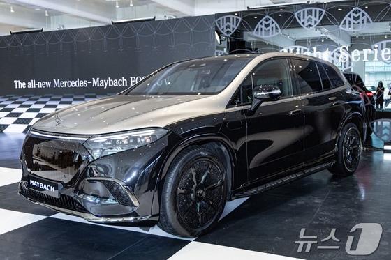 본문 이미지 - 메르세데스 벤츠 코리아는 25일 서울 성수동에 위치한 복합문화공간 XYZ에서 메르세데스 마이바스 EQS 680 SUV 나이트 시리즈를 공개했다. 해당 차량은마이바흐의 첫 순수 전기차로 블랙 및 실버를 조합한 투톤 페인트를 중심으로 어둡고 절제된 색상을 적용한 것이 특징이다. 사진은 이날 공개한 메르세데스 마이바흐 EQS 680 SUV의 모습. 2024.7.25/뉴스1 
