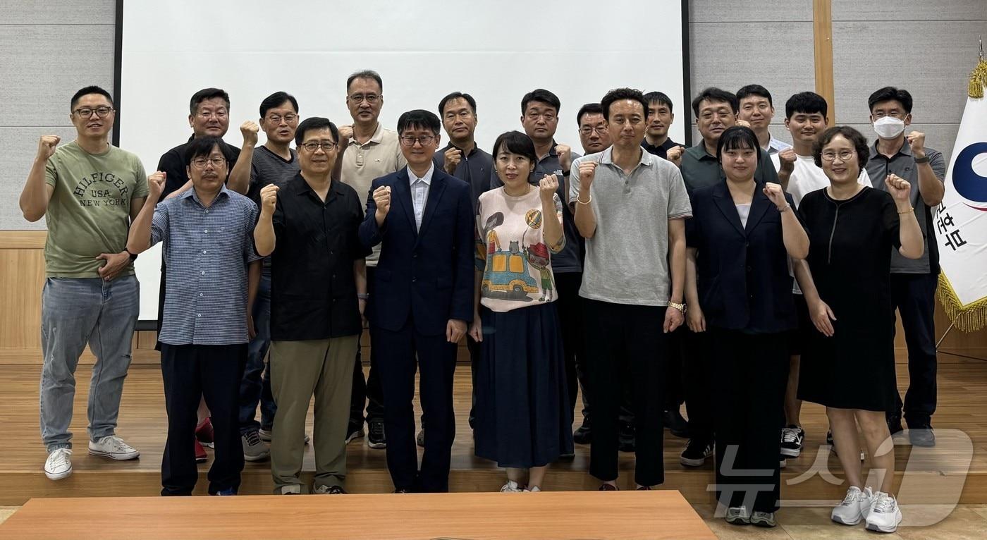 본문 이미지 -  25일 충남서부보훈지청(홍성)에서 중장기 제대(예정) 군인들을 위한 '찾아가는 취업역량강화 워크숍'이 열려 참석자들이 기념사진을 찍고 있다. (대전지방보훈청 제공)/뉴스1 