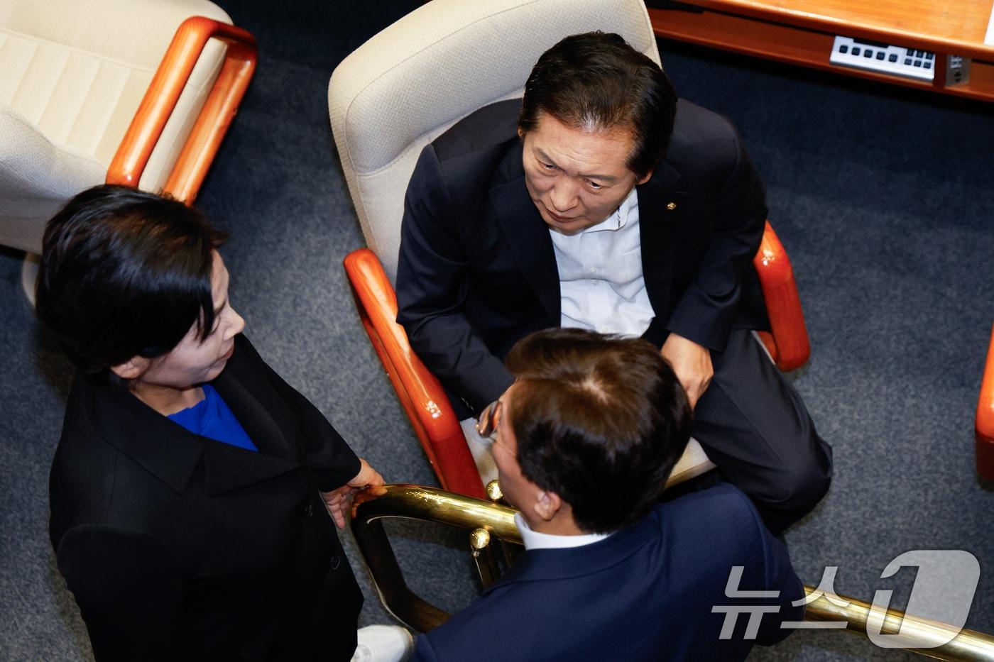 본문 이미지 - 정청래 법사위원장과 최민희 과방위원장이 25일 오후 서울 여의도 국회에서 열린 제416회국회(임시회) 제1차 본회의에서 대화를 나누고 있다. 2024.7.25/뉴스1 ⓒ News1 안은나 기자