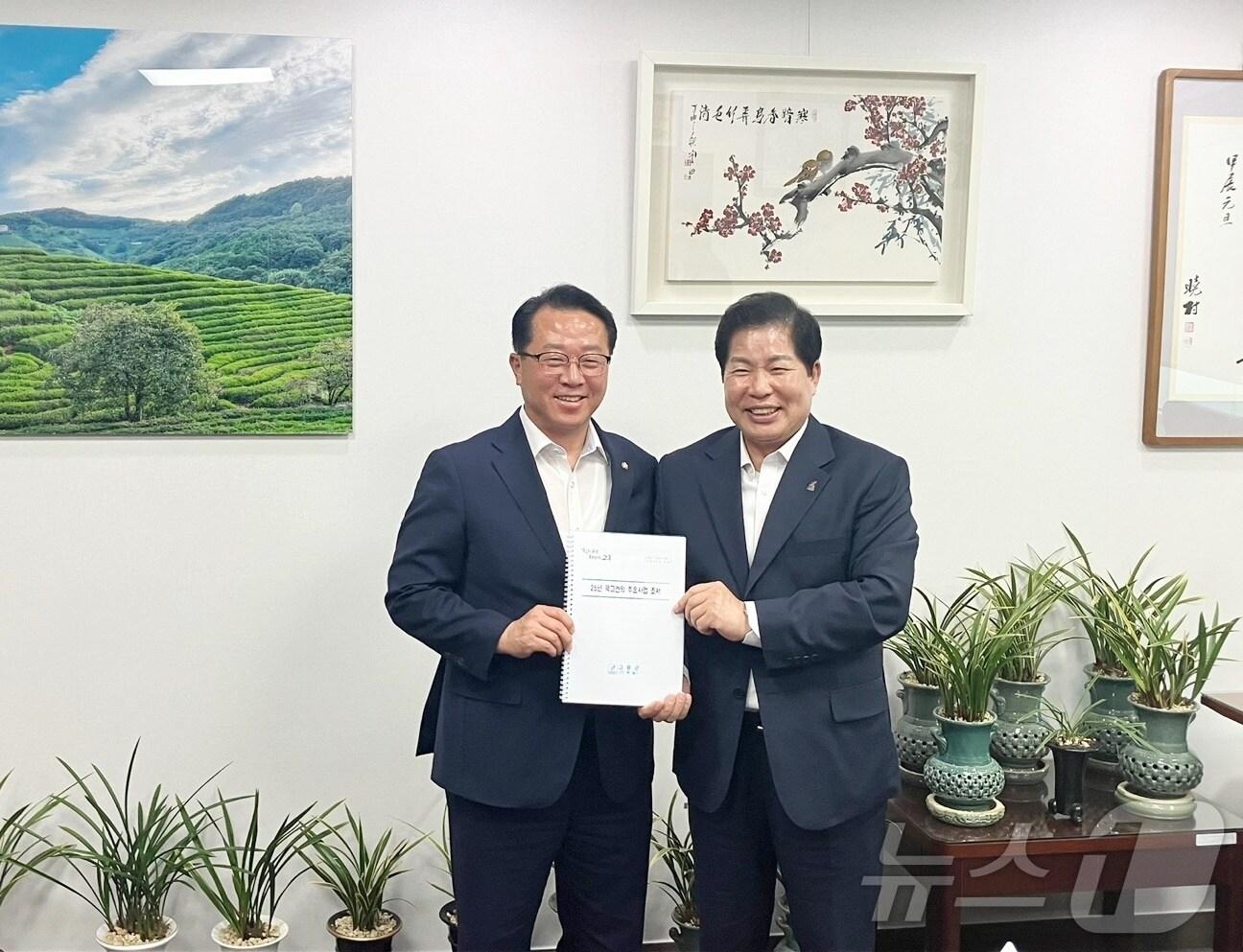 본문 이미지 - 공영민 고흥군수가 전라남도 예산정책협의회를 방문해 김영록 전남도지사와 전라남도 지역구 10여 명의 국회의원에게 주요 현안사업을 설명하고 국비 확보를 당부했다&#40;고흥군 제공&#41;2024.7.25/ 