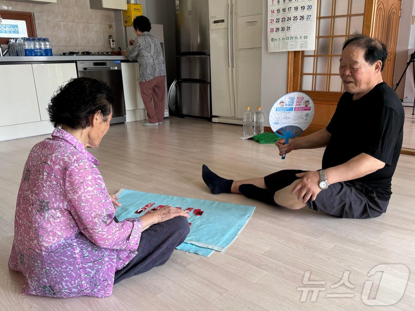 본문 이미지 - 폭염특보가 6일째 이어지고 있는 25일 오전 울산 북구 신기경로당에 어르신들이 더위를 식히고 있다.2024.7.25./뉴스1 ⓒNews1 김세은 기자