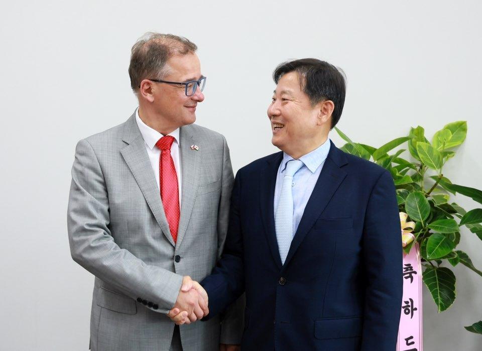 본문 이미지 - 이철규 국회 산업통상자원중소벤처기업위원장이 지난 24일 이반 얀차렉 주한 체코대사를 접견했다. (이철규 의원실 제공) ⓒ 뉴스1