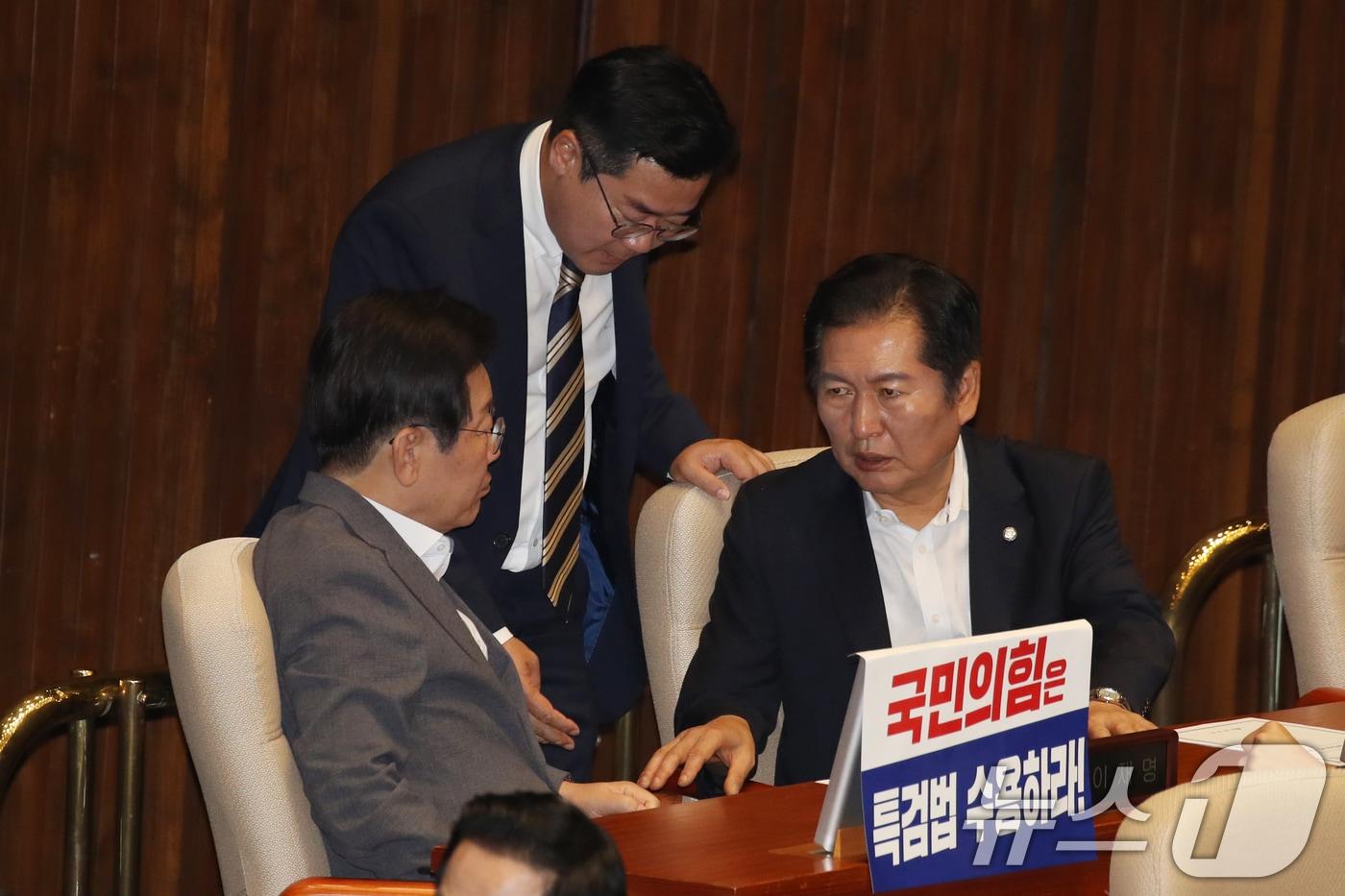 이재명 더불어민주당 전 대표와 박찬대 대표 직무대행 겸 원내대표, 정청래 의원이 25일 오후 서울 여의도 국회에서 열린 본회의에서 대화하고 있다. 2024.7.25/뉴스1 ⓒ News1 이광호 기자