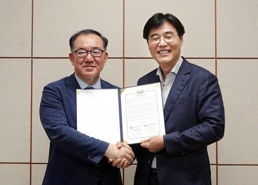 본문 이미지 -  김형렬 행복청장&#40;오른쪽&#41;과 신현석 부산연구원장이 25일 부산연구원 9층 회의실에서 국가균형발전을 위한 업무협약을 체결한 뒤 악수를 하고 있다. &#40;행복청 제공&#41; / 뉴스1