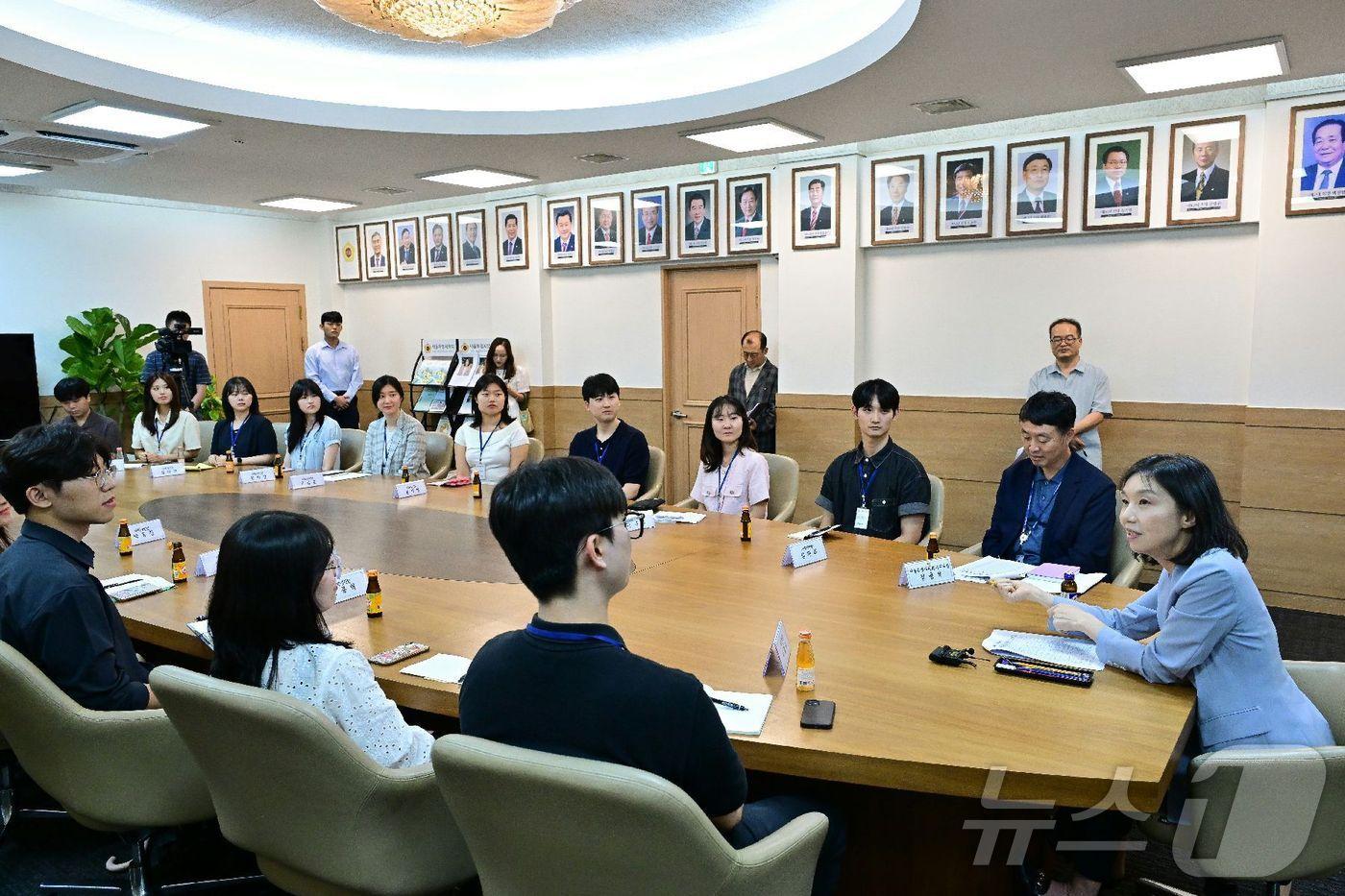 본문 이미지 -  최호정 서울시의회 의장, 대학생 인턴과 간담회 진행 (서울시의회 제공)