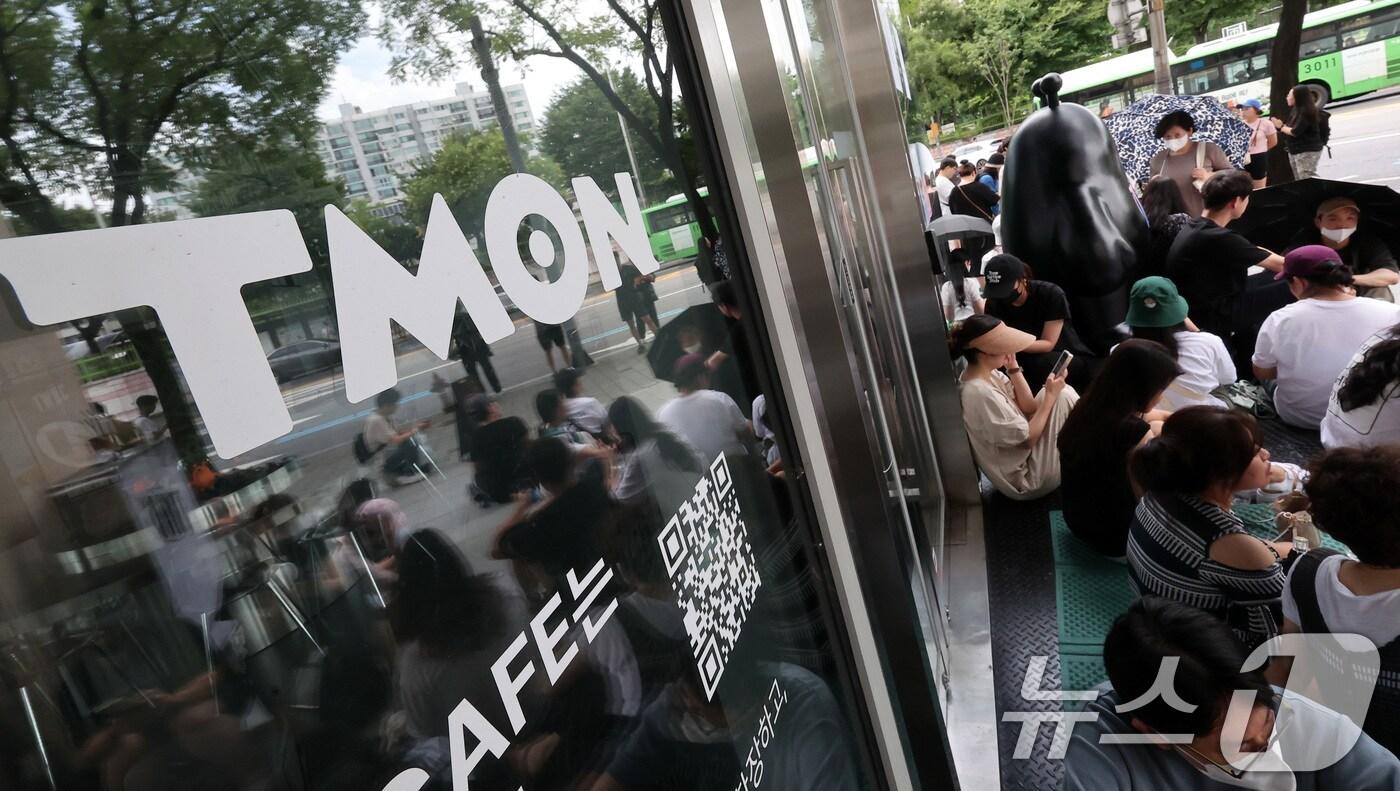 본문 이미지 - 25일 오후 서울 강남구 티몬 본사 사옥 앞에서 '정산 지연 사태'로 환불을 요구하는 피해자들로 붐비고 있다. 싱가포르 기반 e커머스인 큐텐 계열사인 위메프와 티몬에선 셀러 대금 정산 지연이 발생하면서 사태 여파가 커지고 있다. 류화현 위메프 대표는 이날 "오늘 책임지고 완수하겠다＂고 밝혔다. 2024.7.25/뉴스1 ⓒ News1 김성진 기자