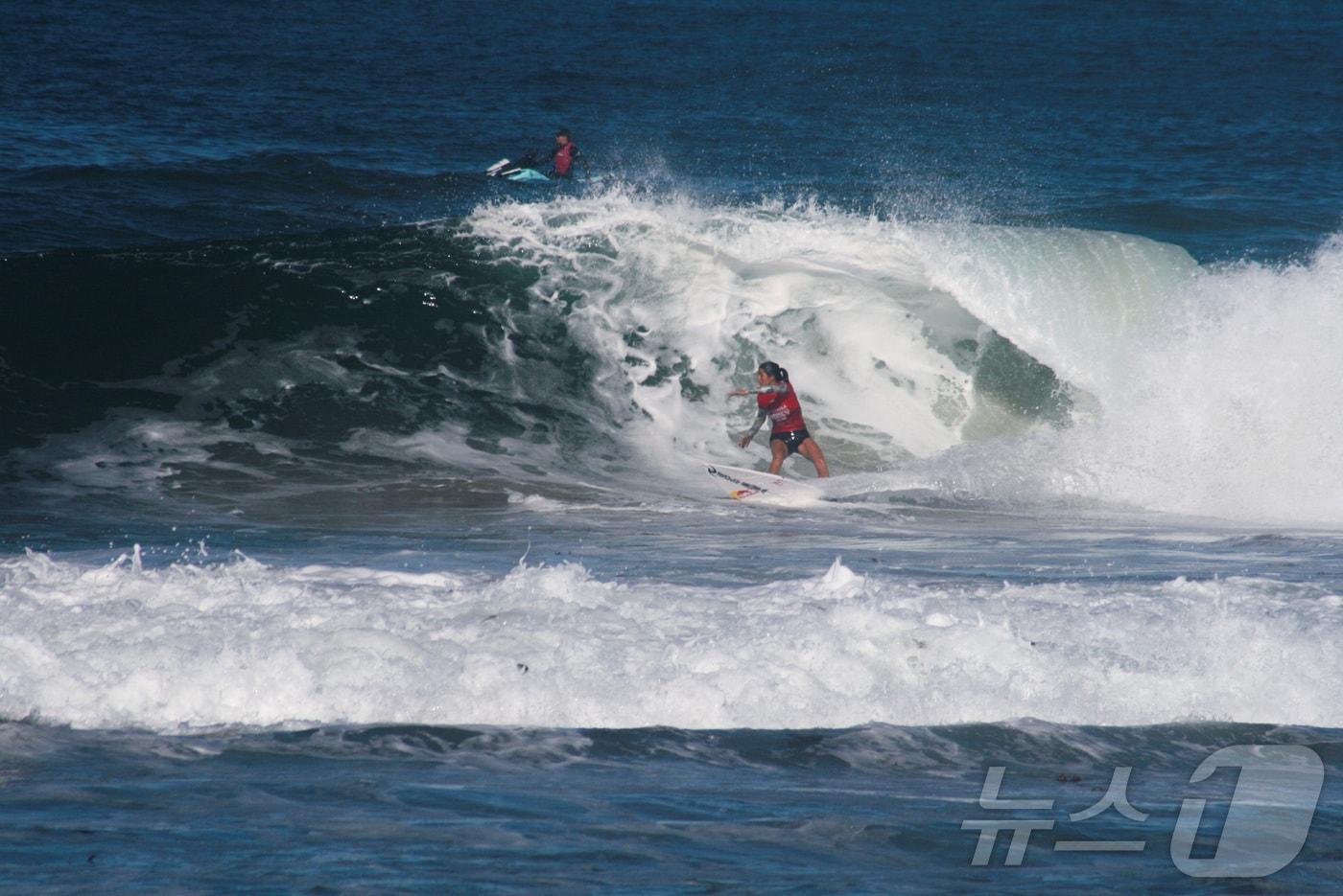 호주 시드니의 북부 해변에서 한 서퍼가 파도를 타고 있다. ⓒ 로이터=뉴스1 ⓒ News1 정지윤 기자