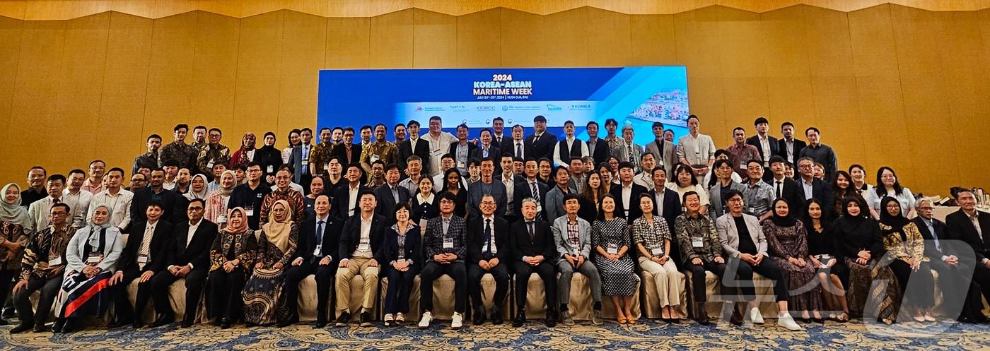 25일 인도네시아 발리에서 열린 '2024년 한·아세안 마리타임 위크'에서 참석자들이 기념촬영을 하고 있다. (국립한국해양대 제공)